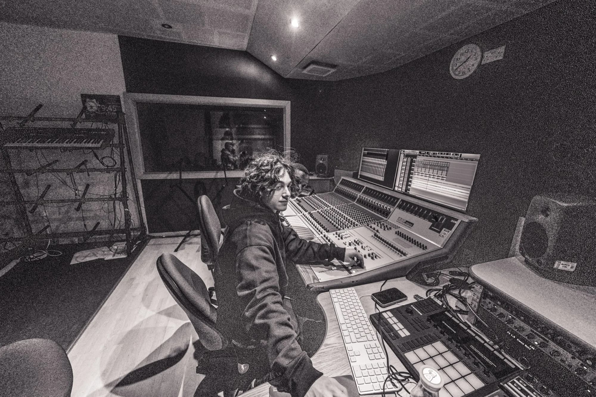 Console wide, B&W
