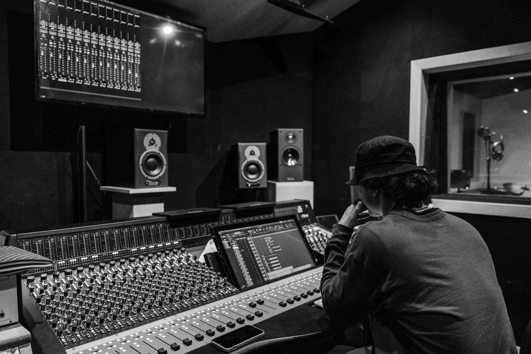Studio environment wide, B&W